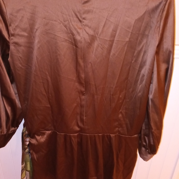 Dressy blouse by Harve Benard Collection. - Picture 6 of 7